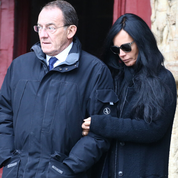 Jean-Pierre Pernaut et sa femme Nathalie Marquay-Pernaut - Sortie de la cérémonie religieuse des obsèques de Françoise Pernaut (Pillot) en la cathédrale Notre-Dame d'Amiens, France, le 19 octobre 2016, pour l'inhumation au cimetière de Bouvaincourt-sur-Bresle. © Crystal Pictures/Bestimage