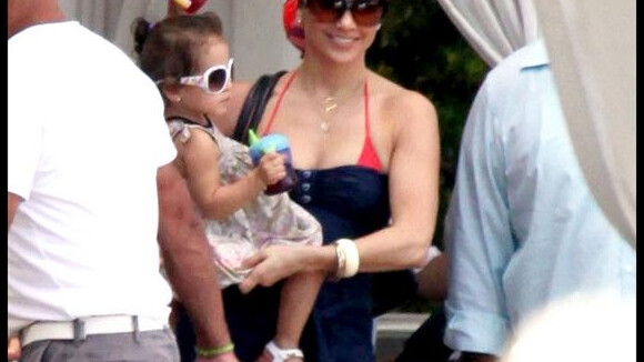 Jennifer Lopez : Revivez sa folle journée autour d'une luxueuse piscine... avec ses bambins, déjà griffés !