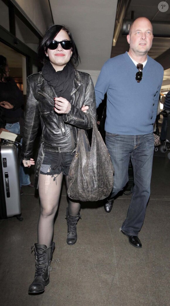 Demi Lovato, à l'aéroport LAX de Los Angeles, de retour de Londres, le 29 janvier 2010.