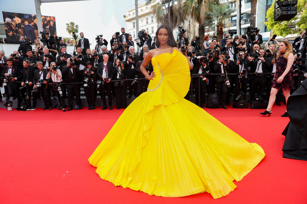 Photo : Jasmine Tookes (Bijoux Messika) - Montée des marches du film