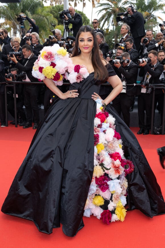 Aishwarya Rai Bachchan - Montée des marches du film " Top Gun : Maverick " lors du 75ème Festival International du Film de Cannes. Le 18 mai 2022 © Olivier Borde / Bestimage 
