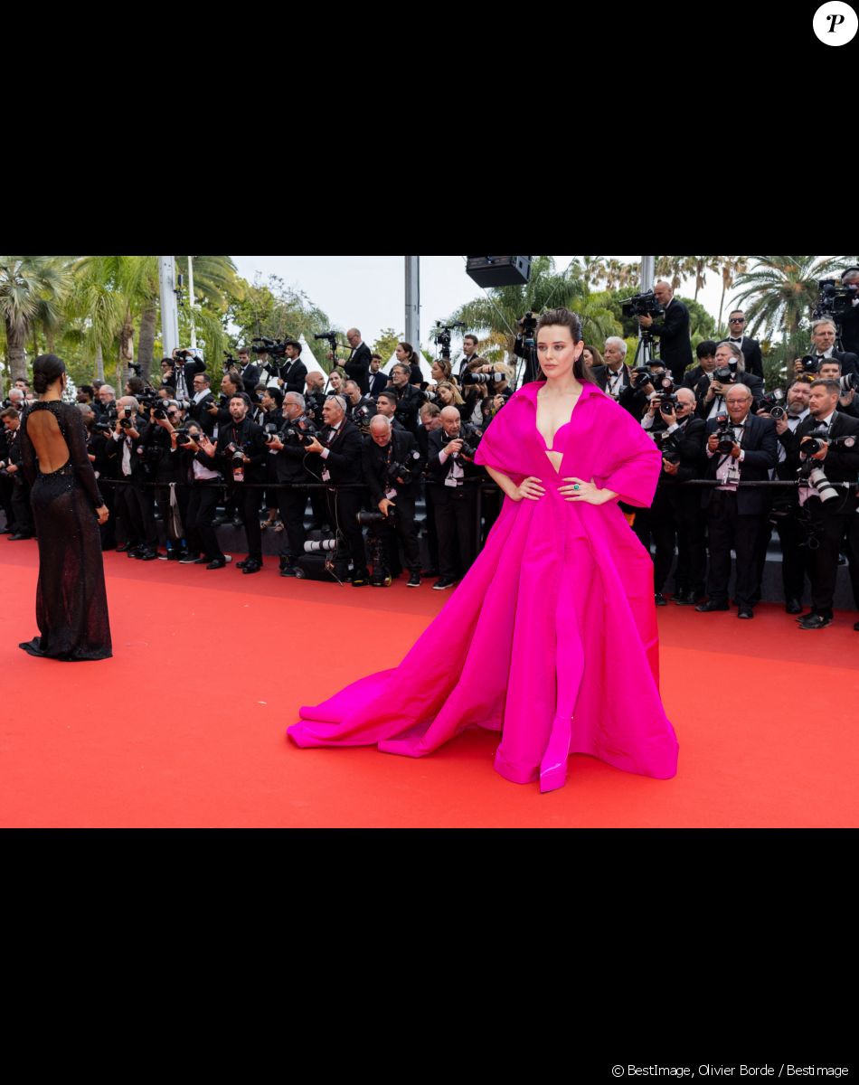 Katherine Langford - Montée des marches du film " Top Gun : Maverick " lors du 75ème Festival International du Film de Cannes. Le 18 mai 2022 © Olivier Borde / Bestimage
