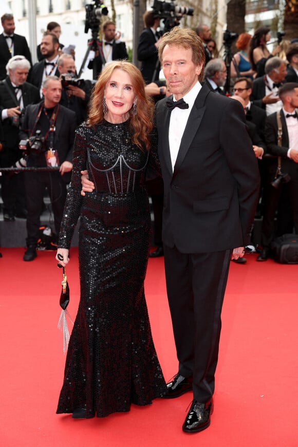 Linda Bruckheimer et son mari Jerry Bruckheimer - Montée des marches du film " Top Gun : Maverick " lors du 75ème Festival International du Film de Cannes. Le 18 mai 2022 © Cyril Moreau / Bestimage <br /><br />