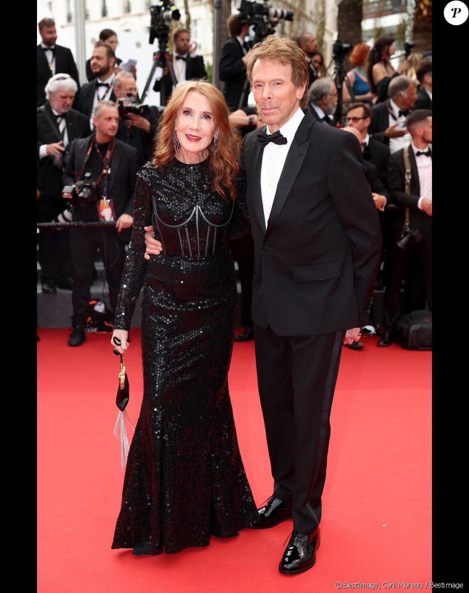 Linda Bruckheimer et son mari Jerry Bruckheimer - Montée des marches du film " Top Gun : Maverick " lors du 75ème Festival International du Film de Cannes. Le 18 mai 2022 © Cyril Moreau / Bestimage