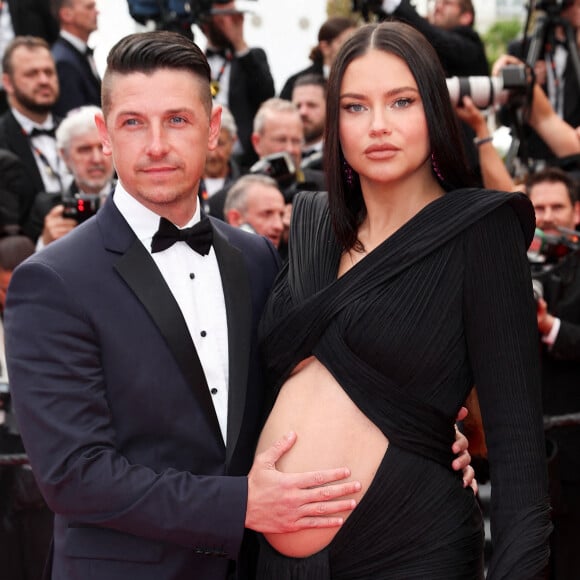 Andre Lemmers et sa compagne Adriana Lima (enceinte) - Montée des marches du film " Top Gun : Maverick " lors du 75ème Festival International du Film de Cannes. Le 18 mai 2022 © Cyril Moreau / Bestimage 