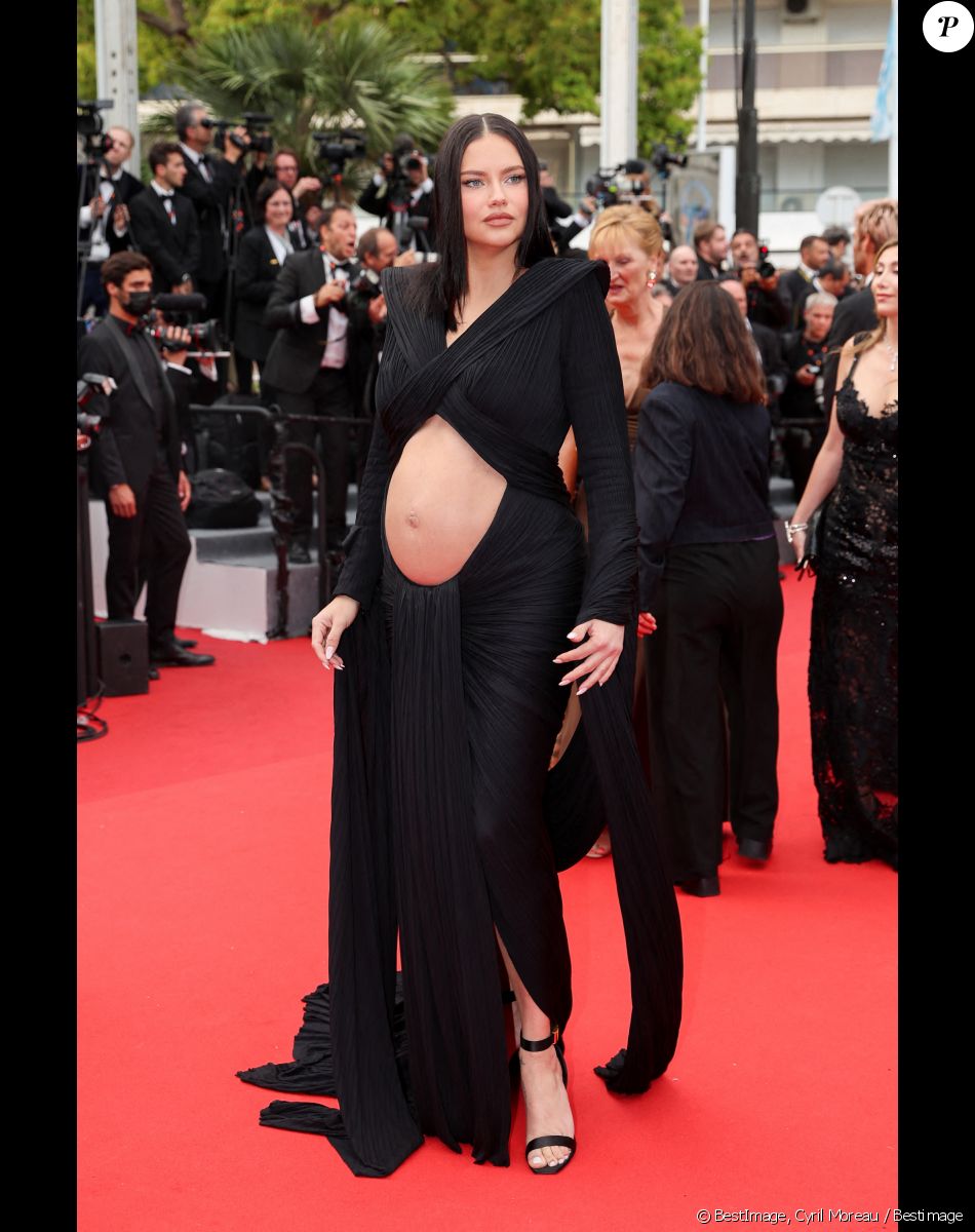 Adriana Lima (enceinte) - Montée des marches du film " Top Gun : Maverick " lors du 75ème Festival International du Film de Cannes. Le 18 mai 2022 © Cyril Moreau / Bestimage