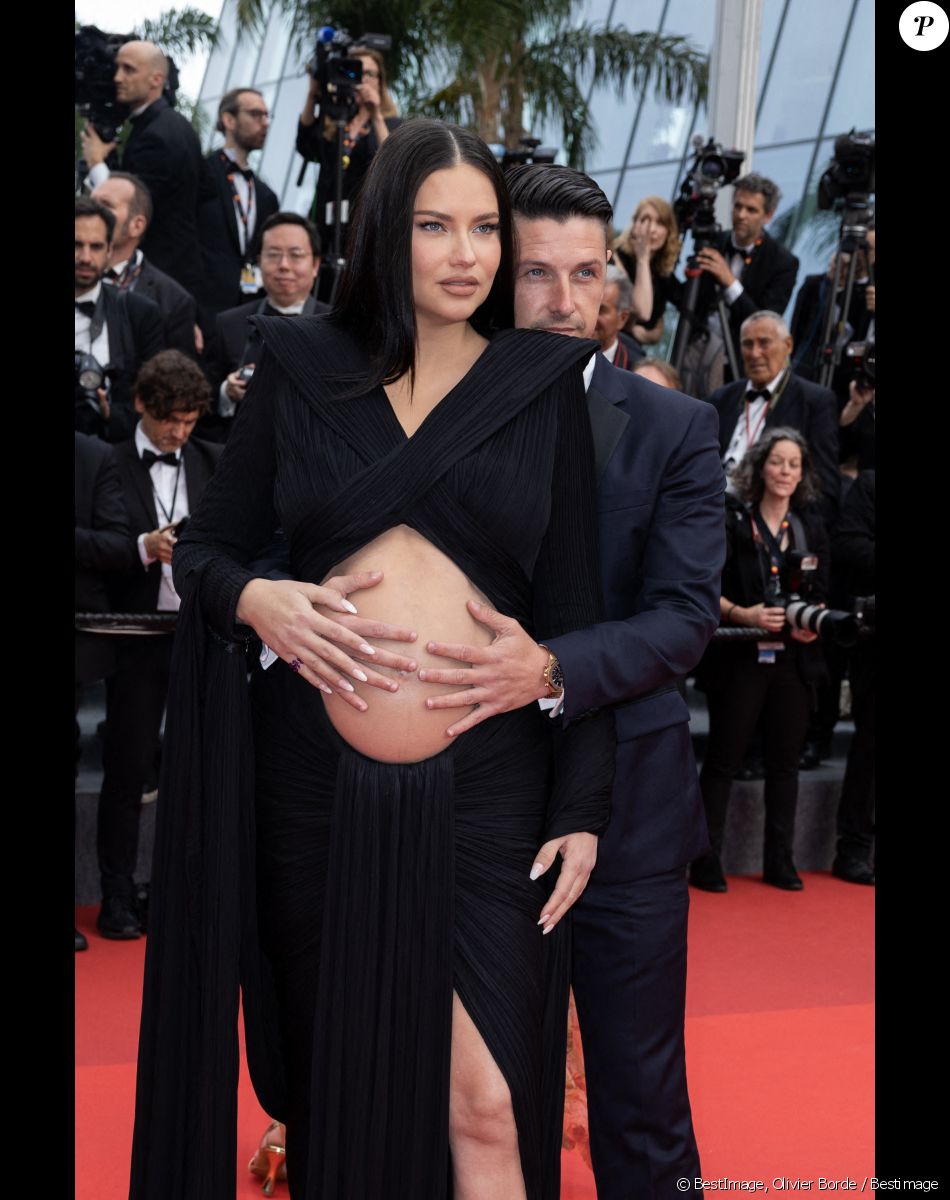 Andre Lemmers et sa compagne Adriana Lima (enceinte) - Montée des marches du film " Top Gun : Maverick " lors du 75ème Festival International du Film de Cannes. Le 18 mai 2022 © Olivier Borde / Bestimage