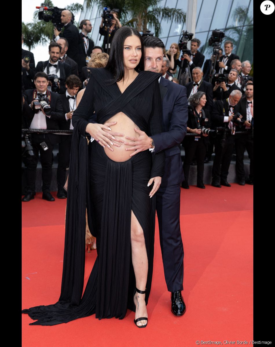Andre Lemmers et sa compagne Adriana Lima (enceinte) - Montée des marches du film " Top Gun : Maverick " lors du 75ème Festival International du Film de Cannes. Le 18 mai 2022 © Olivier Borde / Bestimage