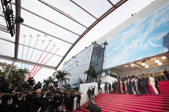 Illustration de la Patrouille de France lors de la montée des marches du film "Top Gun : Maverick" lors du 75ème Festival International du Film de Cannes. Le 18 mai 2022 @Christophe Aubert via Bestimage 