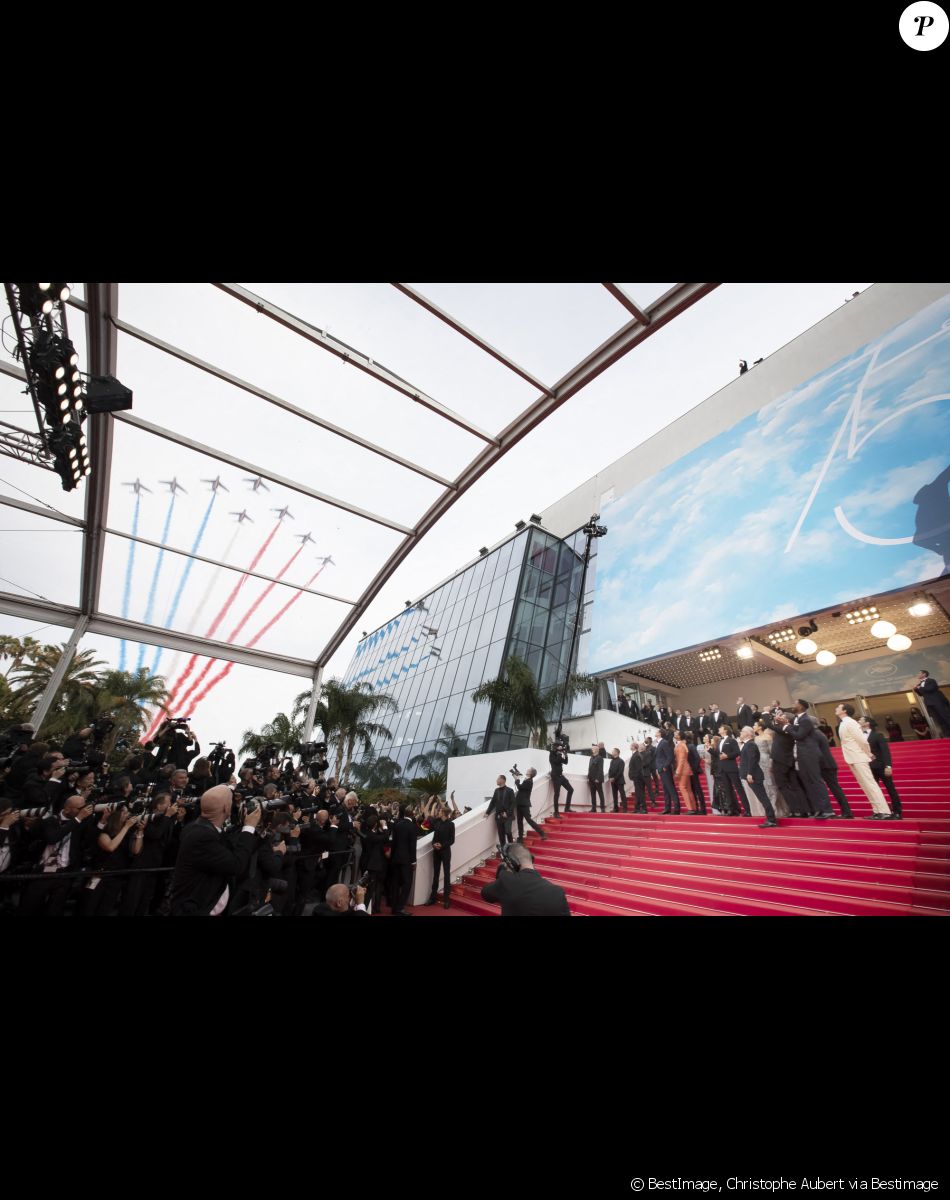 Illustration de la Patrouille de France lors de la montée des marches du film "Top Gun : Maverick" lors du 75ème Festival International du Film de Cannes. Le 18 mai 2022 @Christophe Aubert via Bestimage