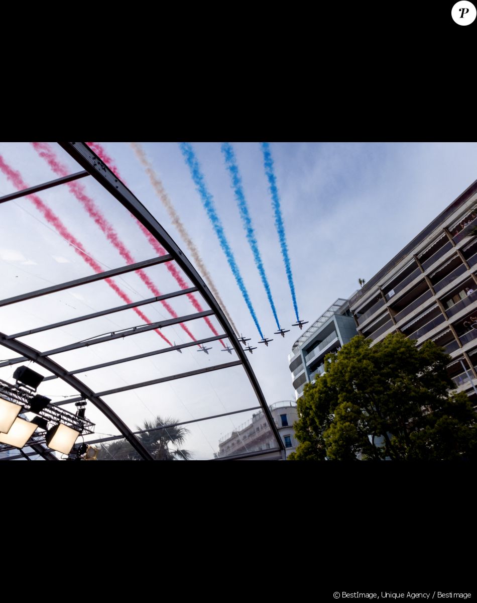 Illustration de la Patrouille de France lors de la montée des marches du film "Top Gun : Maverick" lors du 75ème Festival International du Film de Cannes. Le 18 mai 2022 © Unique Agency / Bestimage