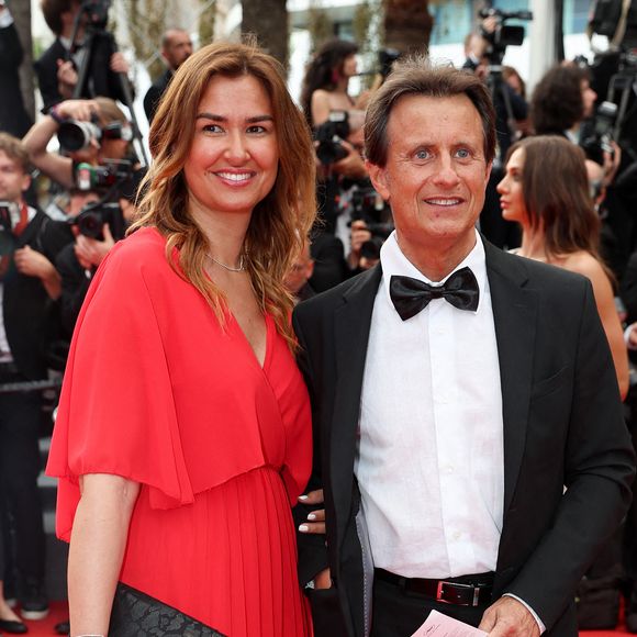 Vincent Perrot et sa femme Virginie - Montée des marches du film " Top Gun : Maverick " lors du 75ème Festival International du Film de Cannes. © Cyril Moreau / Bestimage