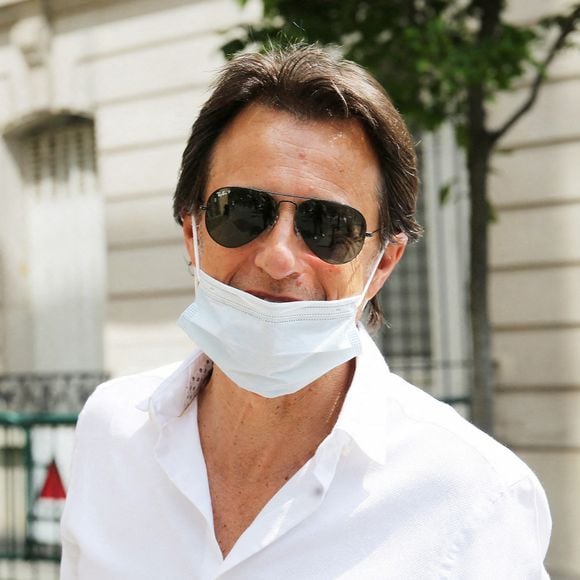 Vincent Perrot quitte les studios de RTL à Paris, France, le 10 juin 2021. © Panoramic/Bestimage