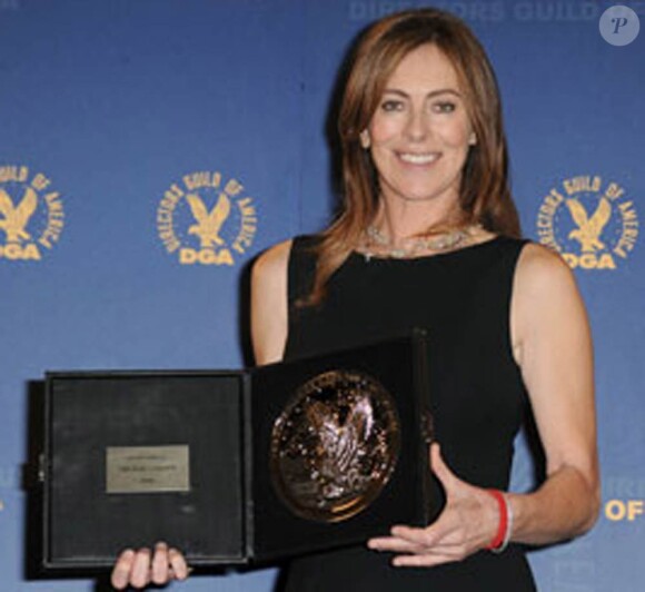 Kathryn Bigelow et son prix de la meilleure réalisatrice de l'année, à l'occasion de la cérémonie des DGA, à l'Hyatt Regency Century Plaza Hotel de Century City, à Los Angeles, le 30 janvier 2010.