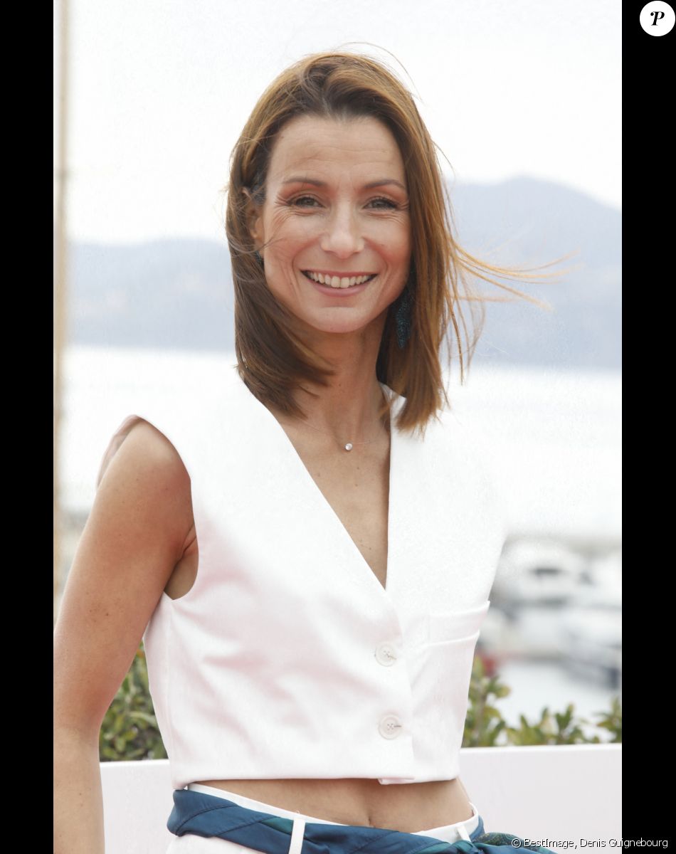 Jennifer Lauret au photocall de la série "Demain nous appartient" lors de la 5ème saison du festival International des Séries "Canneseries" à Cannes, France, le 2 avril 2022. © Denis Guignebourg/Bestimage