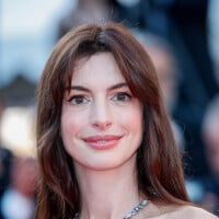 Cannes 2022 : Anne Hathaway rayonnante dans une robe bustier blanche pour son tout premier Festival !