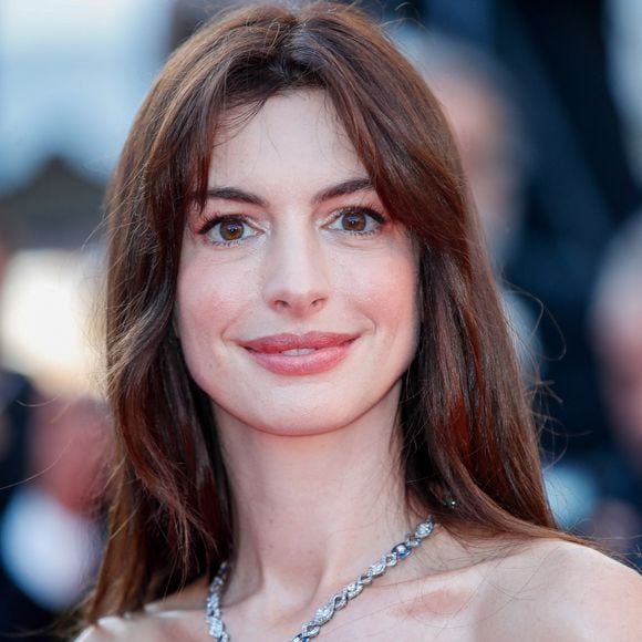 Anne Hathaway sur le tapis rouge du Festival de Cannes.