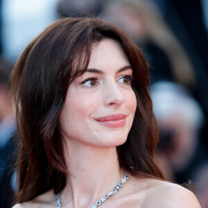 Anne Hathaway sur le tapis rouge du Festival de Cannes.