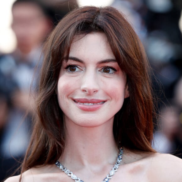 Anne Hathaway sur le tapis rouge du Festival de Cannes.