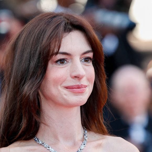 Anne Hathaway sur le tapis rouge du Festival de Cannes.