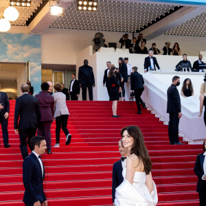Anne Hathaway sur le tapis rouge du Festival de Cannes.