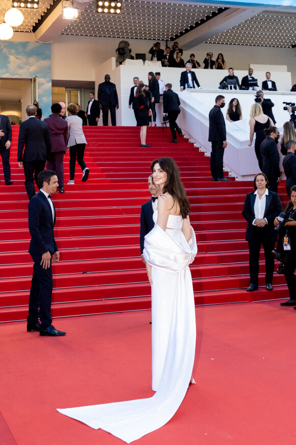 Anne Hathaway sur le tapis rouge du Festival de Cannes.