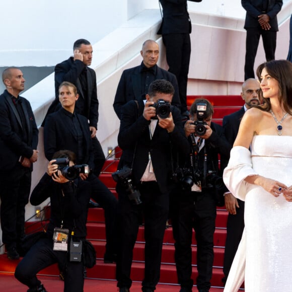 Anne Hathaway - Montée des marches du film " Armageddon Time " lors du 75ème Festival International du Film de Cannes. Le 19 mai 2022 © Olivier Borde / Bestimage 