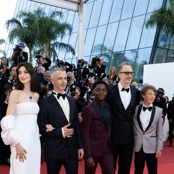 Anne Hathaway, Jeremy Strong, Jaylin Webb, James Gray et Michael Banks Repeta - Montée des marches du film " Armageddon Time " lors du 75ème Festival International du Film de Cannes. Le 19 mai 2022 © Olivier Borde / Bestimage 