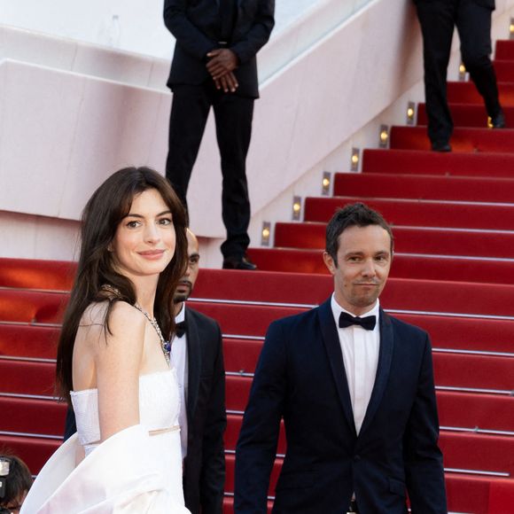 Anne Hathaway - Montée des marches du film « Armageddon Time » lors du 75ème Festival International du Film de Cannes. Le 19 mai 2022 © Olivier Borde / Bestimage  Red carpet of the movie « Armageddon Time » during the 75th Cannes International Film Festival. On may 19th 2022 