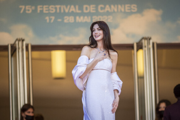Anne Hathaway - Montée des marches du film " Armageddon Time " lors du 75ème Festival International du Film de Cannes. Le 19 mai 2022 © Cyril Moreau / Bestimage 