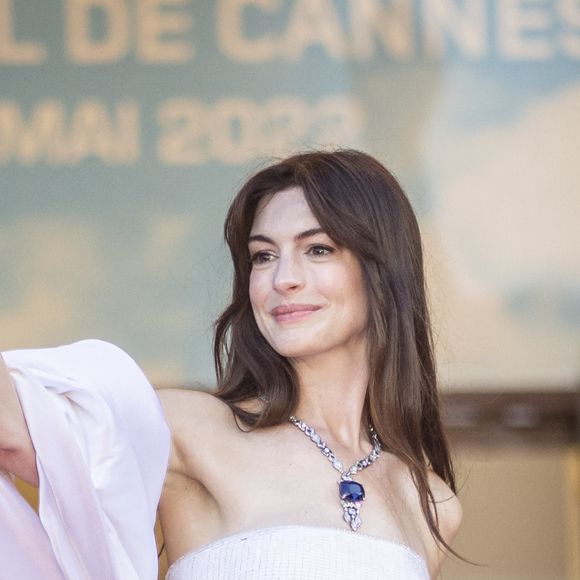 Anne Hathaway - Montée des marches du film " Armageddon Time " lors du 75ème Festival International du Film de Cannes. Le 19 mai 2022 © Cyril Moreau / Bestimage 