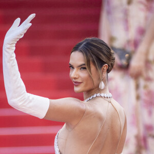 Alessandra Ambrosio - Montée des marches du film " Armageddon Time " lors du 75ème Festival International du Film de Cannes. Le 19 mai 2022 © Cyril Moreau / Bestimage