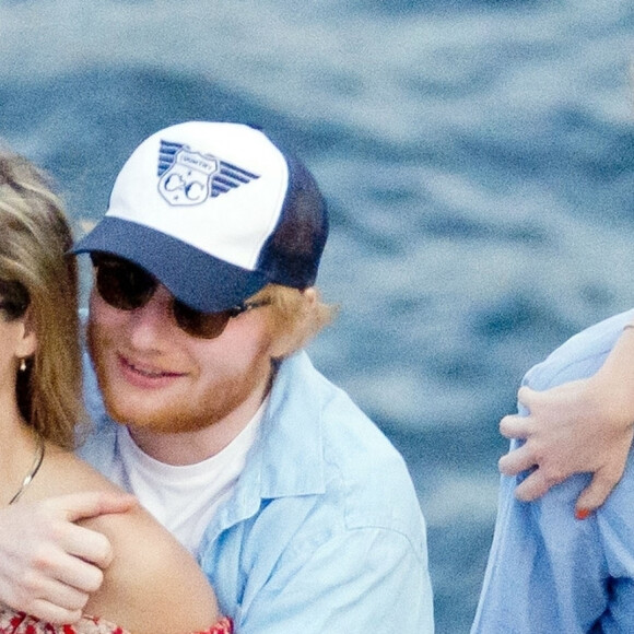 Ed Sheeran et sa compagne Cherry Seaborn ont été aperçus en train de prendre du bon temps avec des amis à Ibiza en Espagne, le 9 juin 2019. 