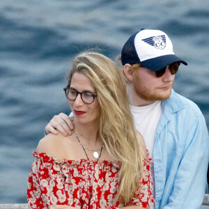 Ed Sheeran et sa compagne Cherry Seaborn ont été aperçus en train de prendre du bon temps avec des amis à Ibiza en Espagne, le 9 juin 2019. 