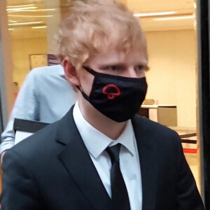 Ed Sheeran à la sortie du tribunal à Londres dans le cadre de son procès pour plagiat sur la chanson "Shape Of you" à Londres, Royaume Uni, le 16 mars 2022. 