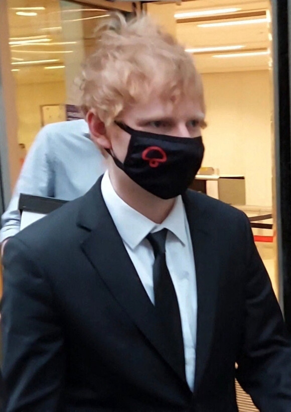 Ed Sheeran à la sortie du tribunal à Londres dans le cadre de son procès pour plagiat sur la chanson "Shape Of you" à Londres, Royaume Uni, le 16 mars 2022. 