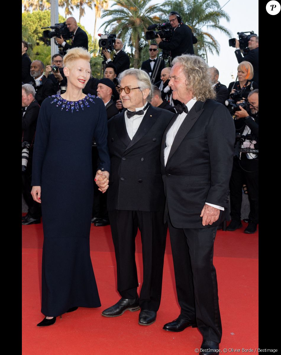 Tilda Swinton, George Miller, Douglas Mitchell - Montée des marches du film " Three Thousand Years of Longing (3000 ans à t'attendre) " lors du 75ème Festival International du Film de Cannes. Le 20 mai 2022 © Olivier Borde / Bestimage