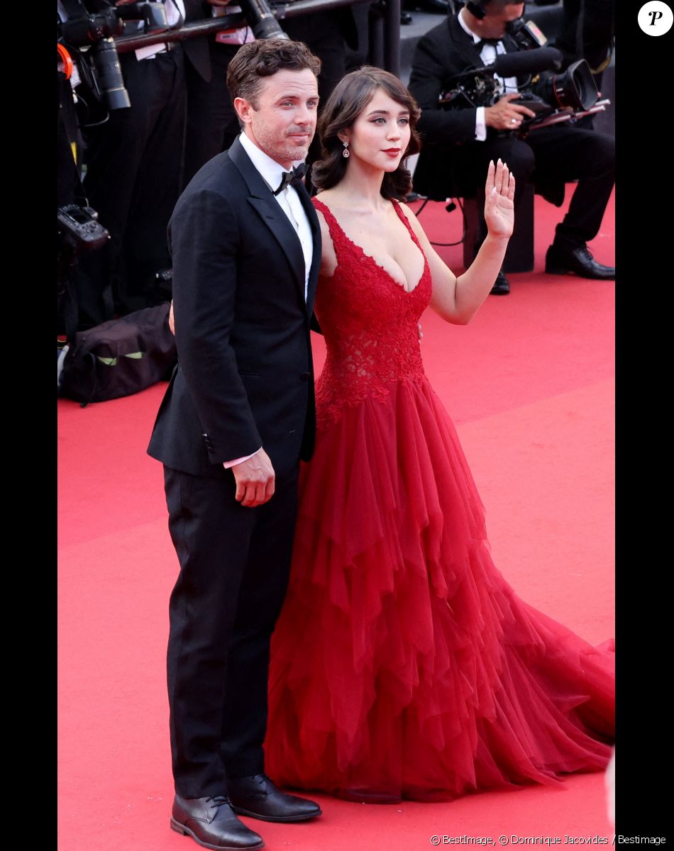 Casey Affleck et sa compagne Caylee Cowan - Montée des marches du film " Three Thousand Years of Longing (3000 ans à t'attendre) " lors du 75ème Festival International du Film de Cannes. Le 20 mai 2022 © Dominique Jacovides / Bestimage