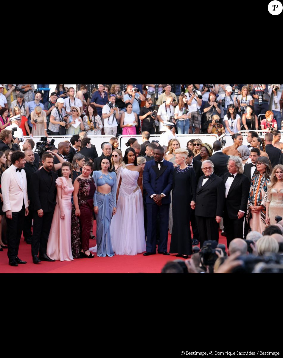 Ogulcan Arman Uslu, Nicolas Mouawad, Ece Yüksel, Augusta Gore, Burcu Golgedar, Sabrina Elba, Idris Elba, Tilda Swinton, George Miller, Douglas Mitchell, Margaret Sixel, Burcu Golgedar, Zerrin Tekindor - Montée des marches du film " Three Thousand Years of Longing (3000 ans à t'attendre) " lors du 75ème Festival International du Film de Cannes. Le 20 mai 2022 © Dominique Jacovides / Bestimage