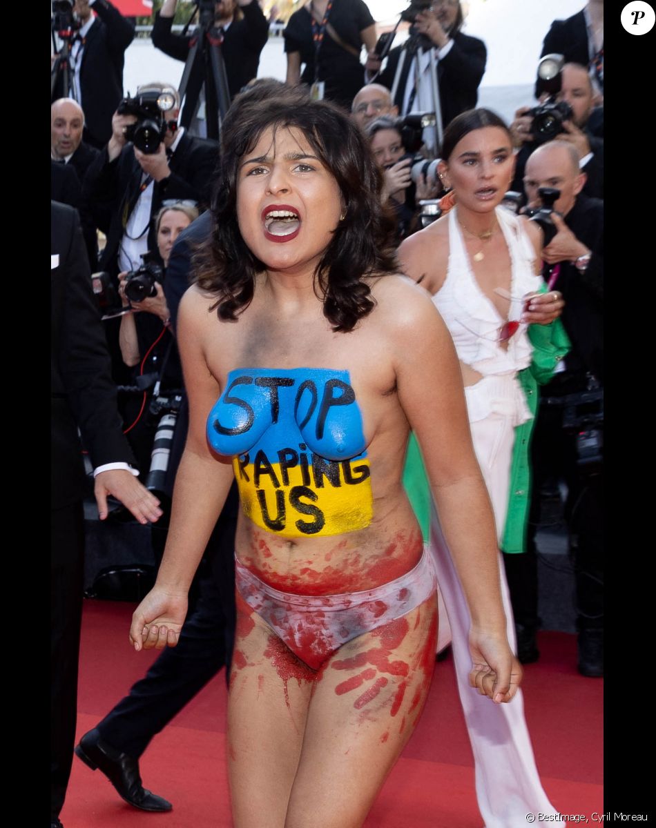 Manifestation de colère contre la guerre en Ukraine lors de la montée des marches du film "Three Thousand Years of Longing" lors du 75ème Festival International du Film de Cannes. Le 20 mai 2022 © Cyril Moreau / Bestimage