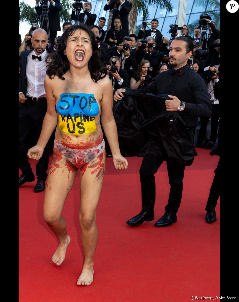 Manifestation de colère contre la guerre en Ukraine lors de la montée des marches du film "Three Thousand Years of Longing" lors du 75ème Festival International du Film de Cannes. Le 20 mai 2022 © Olivier Borde / Bestimage