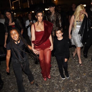 Kourtney Kardashian et son mari Travis Barker ont décidé de se remarier en Italie. En amont du grand jour, la famille Kardashian au grand complet (Kris Jenner, Kendall Jenner, Kylie Jenner, Khloe Kardashian, Kim Kardashian, avec compagnons et enfants) sont allés dîner tous ensemble aux restaurants "Puny" et "Cafè Excelsior", privatisés pour l'occasion. Portofino, le 20 mai 2022.