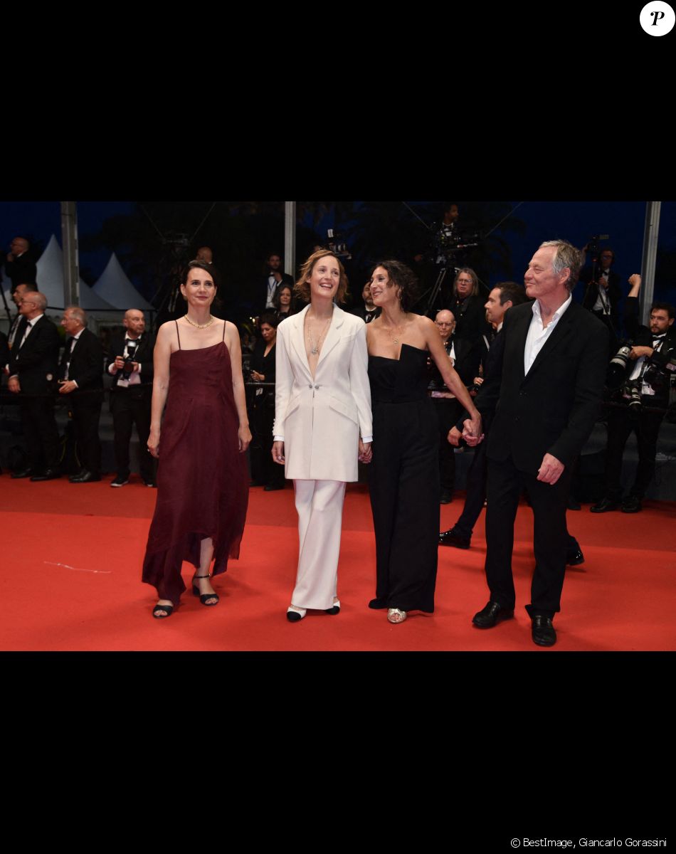 Xenia Maingot, Vicky Krieps, Emily Atef, Bjorn Floberg - Montée des marches du film "R.M.N." lors du 75ème Festival International du Film de Cannes, le 21 mai 2022. © Giancarlo Gorassini / Bestimage