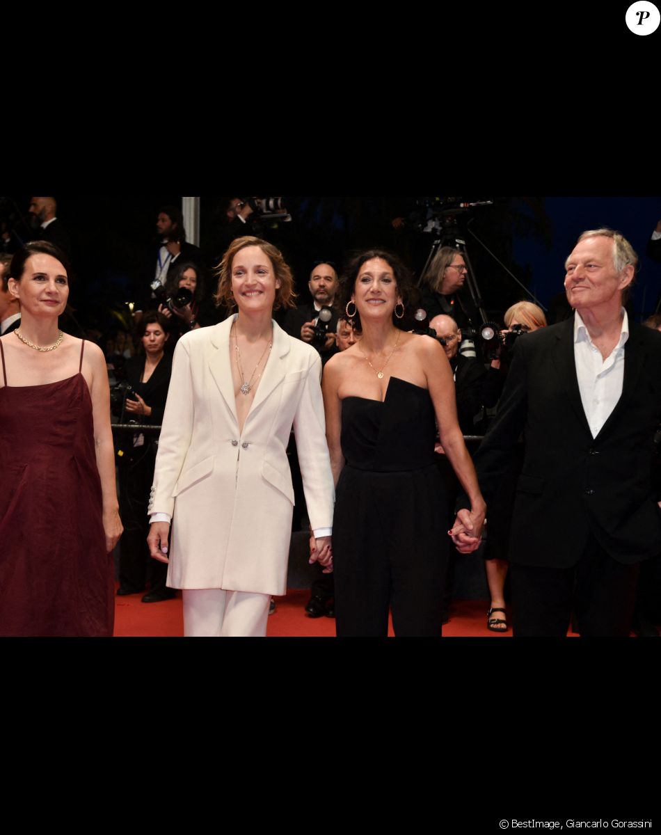 Xenia Maingot, Vicky Krieps, Emily Atef, Bjorn Floberg - Montée des marches du film "R.M.N." lors du 75ème Festival International du Film de Cannes, le 21 mai 2022. © Giancarlo Gorassini / Bestimage