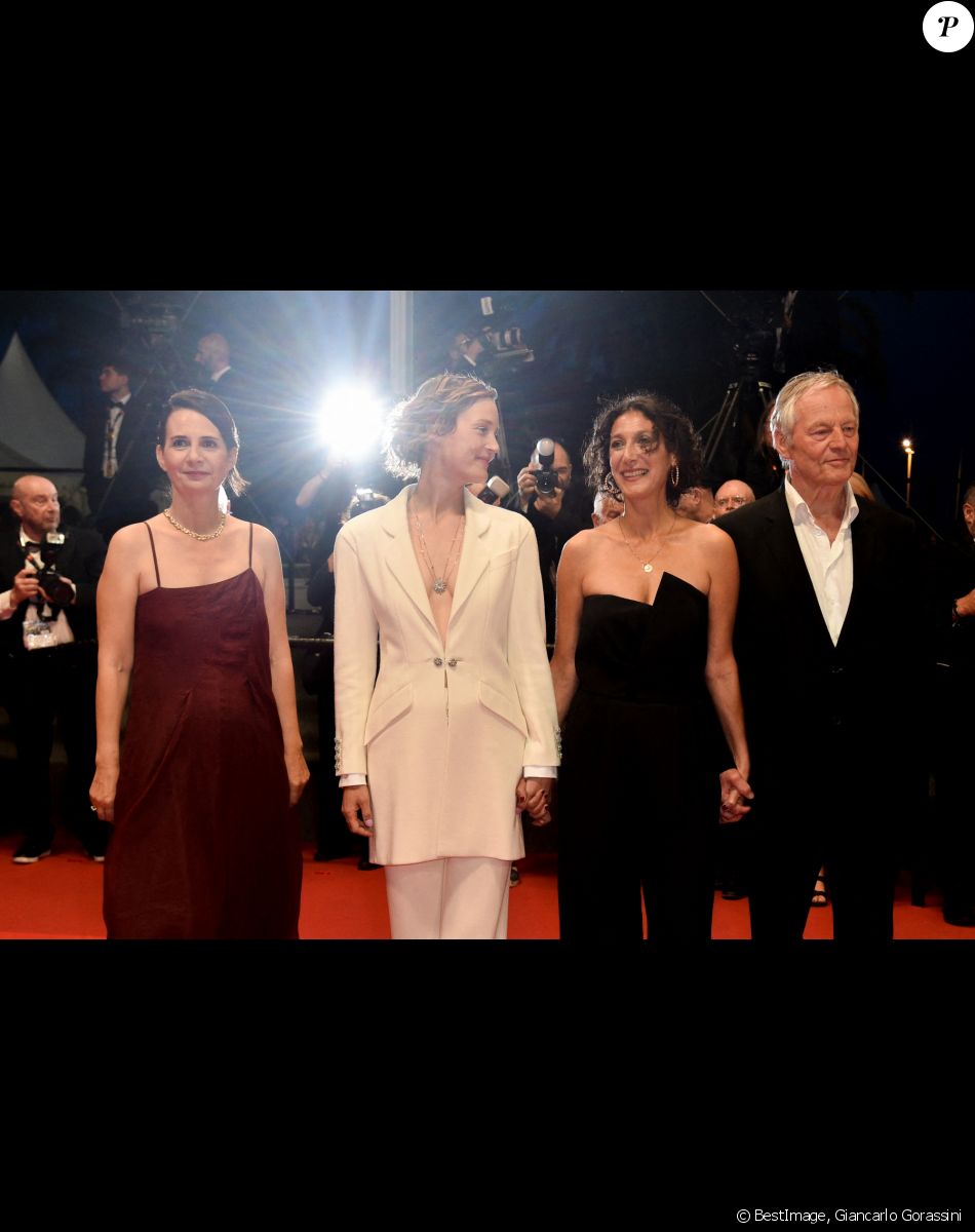 Xenia Maingot, Vicky Krieps, Emily Atef, Bjorn Floberg - Montée des marches du film "R.M.N." lors du 75ème Festival International du Film de Cannes, le 21 mai 2022. © Giancarlo Gorassini / Bestimage