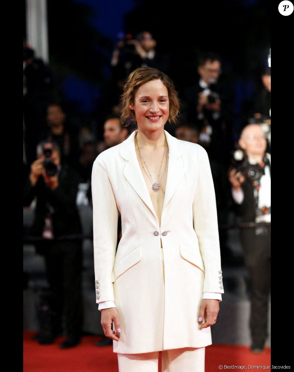 Vicky Krieps - Montée des marches du film "R.M.N." lors du 75ème Festival International du Film de Cannes, le 21 mai 2022. © Dominique Jacovides / Bestimage