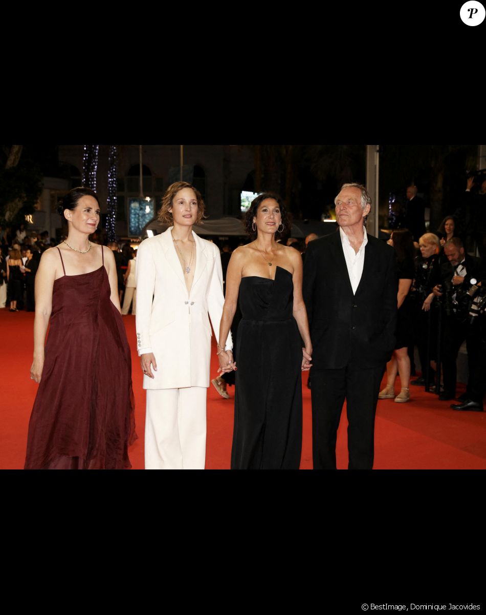 Xenia Maingot, Vicky Krieps, Emily Atef, Bjorn Floberg - Montée des marches du film "R.M.N." lors du 75ème Festival International du Film de Cannes, le 21 mai 2022. © Dominique Jacovides / Bestimage