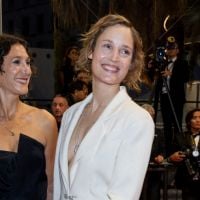 Vicky Krieps radieuse en tailleur décolleté à Cannes, "longue ovation et larmes" pour son film avec Gaspard Ulliel