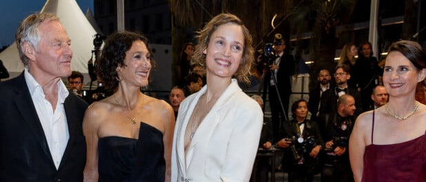 Vicky Krieps radieuse en tailleur décolleté à Cannes, 