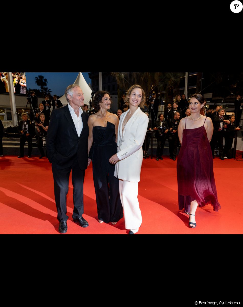 Bjørn Floberg, Emily Atef, Vicky Krieps, Xénia Maingot - Montée des marches du film "R.M.N." lors du 75ème Festival International du Film de Cannes © Cyril Moreau / Bestimage